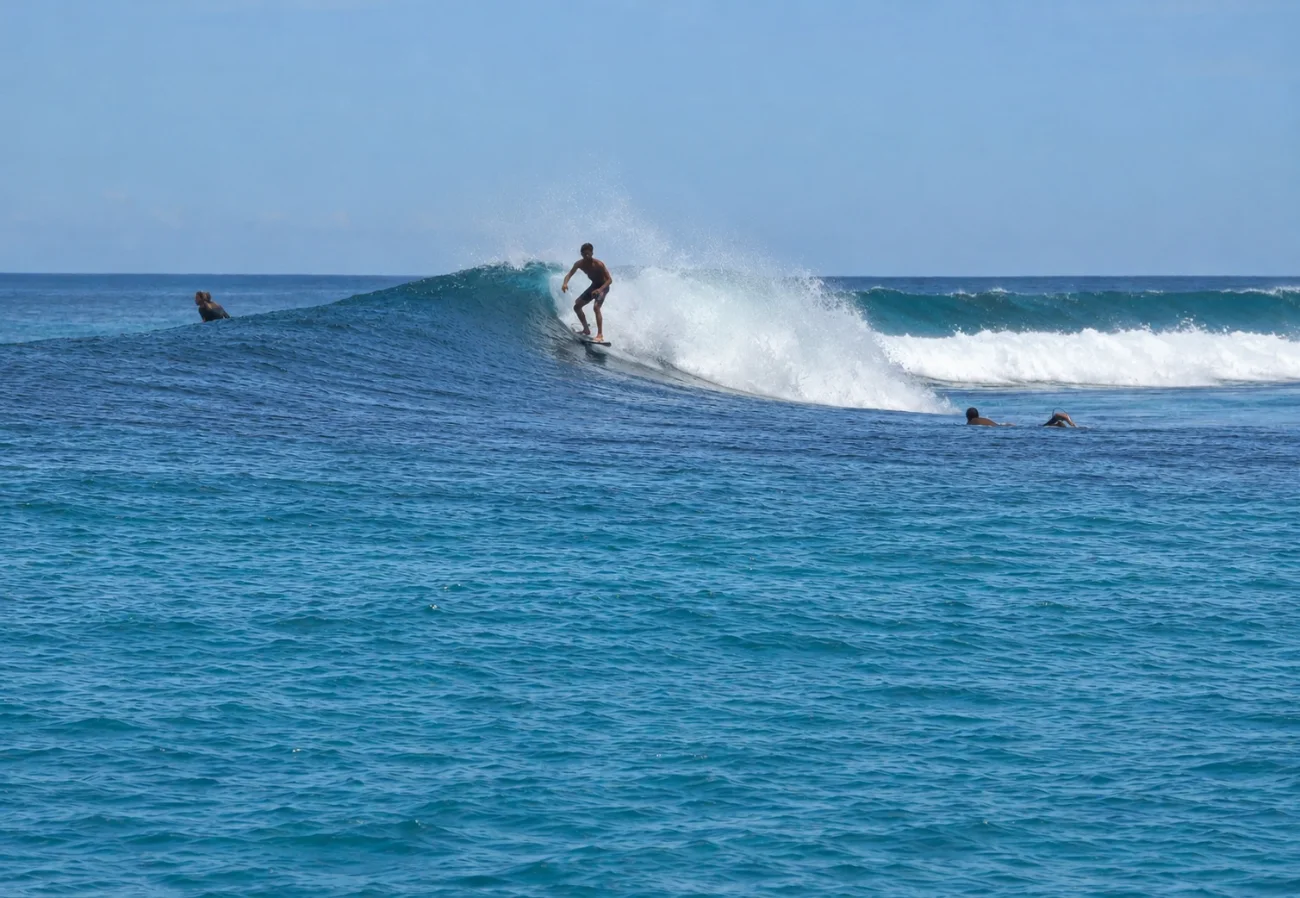 Surfing a Maldives reef break, Teatime Adventures